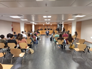 Los alumnos atienden las explicaciones del magistrado juez decano de Arrecife, Adalberto de la Cruz